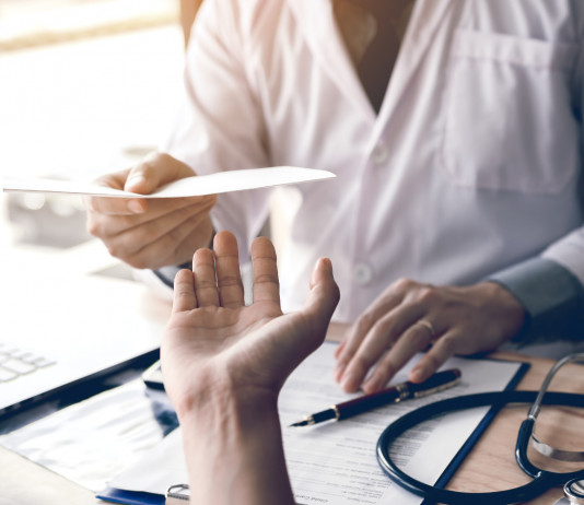 Certificato medico per il rinnovo del porto d’armi: la sentenza del Consiglio di Stato Certificato medico per il rinnovo del porto d’armi: medico porge certificato a paziente