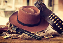 Incidente mortale sul set di Rust, capotecnico delle luci denuncia produzione Incidente mortale sul set di Rust: cappello western, revolver e munizioni