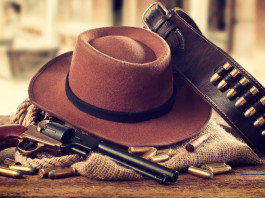 Incidente mortale sul set di Rust, capotecnico delle luci denuncia produzione Incidente mortale sul set di Rust: cappello western, revolver e munizioni