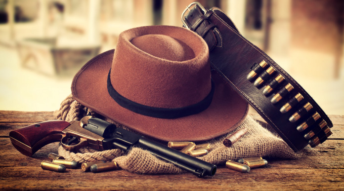 Incidente mortale sul set di Rust: cappello western, revolver e munizioni