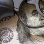 Mercato delle armi in America: gli ultimi dati Mercato delle armi in America: pistola appoggiata su banconota da 100 dollari
