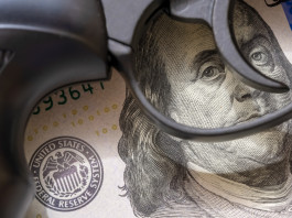 Mercato delle armi in America: gli ultimi dati Mercato delle armi in America: pistola appoggiata su banconota da 100 dollari