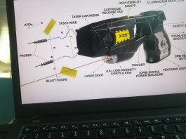 Taser alle forze di polizia italiane: ecco i tempi della consegna Taser alle forze di polizia italiane