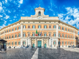 Ddl Magi-Verini sulle armi: la prima novità Ddl Magi-Verini sulle armi: facciata di palazzo montecitorio, sede della camera dei deputati