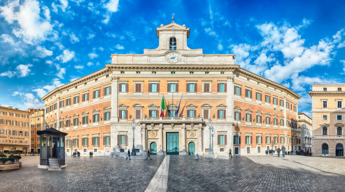 Ddl Magi-Verini sulle armi: facciata di palazzo montecitorio, sede della camera dei deputati