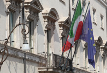 Durata del porto d’armi e stato d’emergenza: la nuova situazione Durata del porto d’armi e stato d’emergenza: bandiere sulla facciata di palazzo chigi