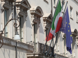 Durata del porto d’armi e stato d’emergenza: la nuova situazione Durata del porto d’armi e stato d’emergenza: bandiere sulla facciata di palazzo chigi