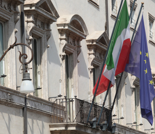 Durata del porto d’armi e stato d’emergenza: la nuova situazione Durata del porto d’armi e stato d’emergenza: bandiere sulla facciata di palazzo chigi