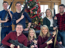 La discussione sulla foto di buon Natale di Thomas Massie La discussione sulla foto di buon Natale di Thomas Massie