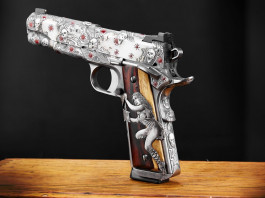 Nighthawk Custom Pandora’s Box: la pistola da collezione sulla pandemia Nighthawk Custom Pandora’s Box, la pistola da collezione sulla pandemia
