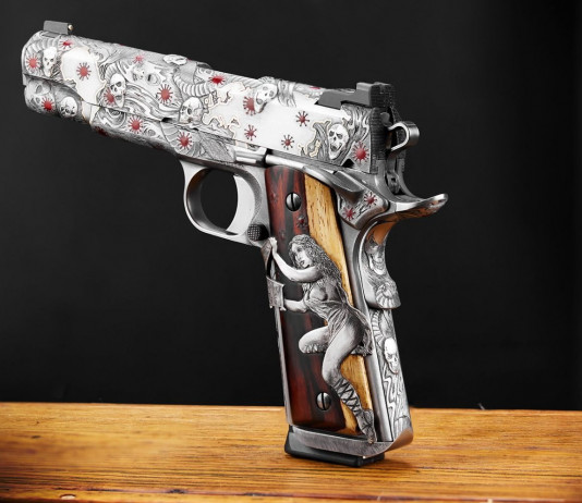 Nighthawk Custom Pandora’s Box: la pistola da collezione sulla pandemia Nighthawk Custom Pandora’s Box, la pistola da collezione sulla pandemia