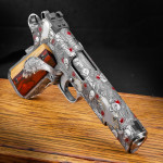 appoggiata sulla canna, la pistola da collezione nighthawk custom pandora’s box