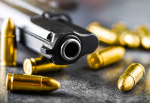 Convertire la pistola al calibro 9×19 mm Convertire la pistola al calibro 9x19 mm: primo piano su canna di pistola con munizioni