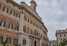 Leggi sulle armi: i prossimi appuntamenti Leggi sulle armi: facciata di palazzo Montecitorio, sede della camera dei deputati