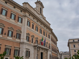 Leggi sulle armi: i prossimi appuntamenti Leggi sulle armi: facciata di palazzo Montecitorio, sede della camera dei deputati