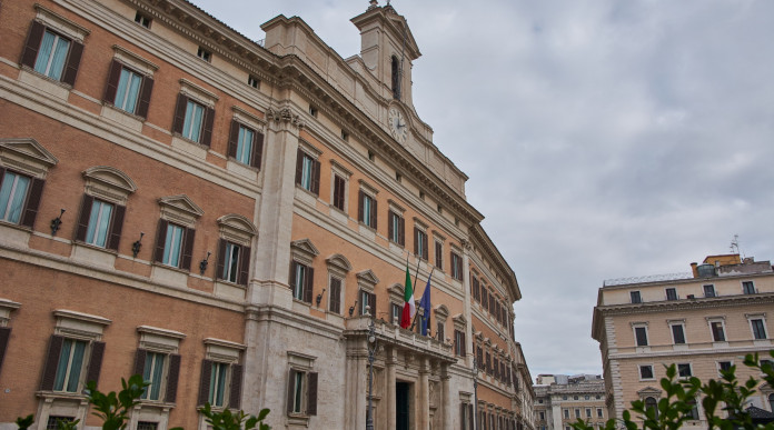 Leggi sulle armi: facciata di palazzo Montecitorio, sede della camera dei deputati