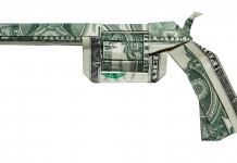 Vendita di armi in America: i numeri di fine 2021 Vendita di armi in America: origami pistola con dollari
