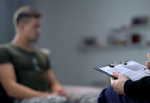 Bonus psicologo e porto d’armi: attenzione Bonus psicologo e porto d’armi: seduta dallo psicologo, paziente in secondo piano