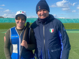 Coppa del mondo di tiro a volo: un argento per l’Italia Coppa del mondo di tiro a volo: Silvana Stanco, medaglia d'argento a Nicosia, insieme al direttore tecnico Albano Pera