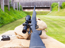 Gare di tiro: comincia il campionato del Safari Club International – Italian Chapter Gare di tiro: poligono all'aperto, carabina in primo piano