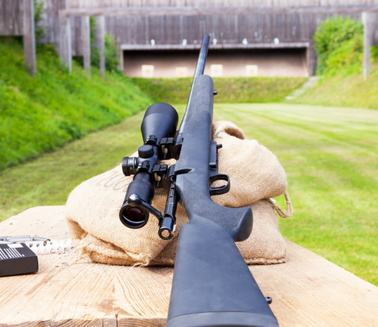 Gare di tiro: comincia il campionato del Safari Club International – Italian Chapter Gare di tiro: poligono all'aperto, carabina in primo piano