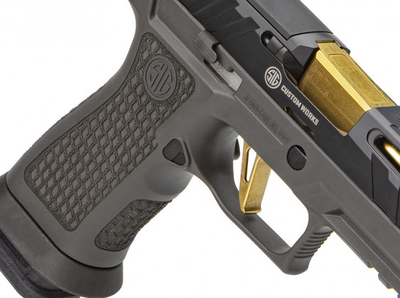 grilletto e impugnatura della Sig Custom P320 Spectre Comp