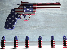 Armi vendute in America: l’analisi per tipologia nel primo trimestre 2022 Armi vendute in America: pistola e munizioni dipinte con bandiera americana