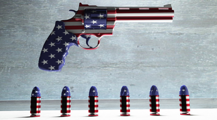 Armi vendute in America: pistola e munizioni dipinte con bandiera americana