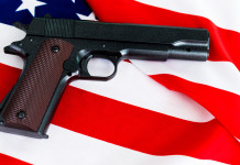 Background check nel primo trimestre 2022: il dato ufficiale Background check nel primo trimestre 2022: pistola su bandiera americana