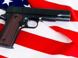 Background check nel primo trimestre 2022: il dato ufficiale Background check nel primo trimestre 2022: pistola su bandiera americana