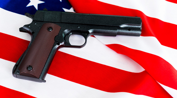 Background check nel primo trimestre 2022: pistola su bandiera americana
