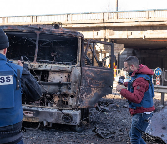 Equipaggiamento dei giornalisti impegnati in Ucraina: la circolare sulle deroghe Equipaggiamento dei giornalisti impegnati in Ucraina