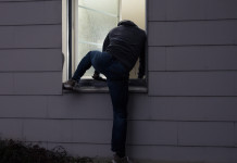 Furto di armi = divieto di detenzione Furto di armi: ladro entra in casa dalla finestra