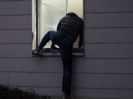Furto di armi = divieto di detenzione Furto di armi: ladro entra in casa dalla finestra