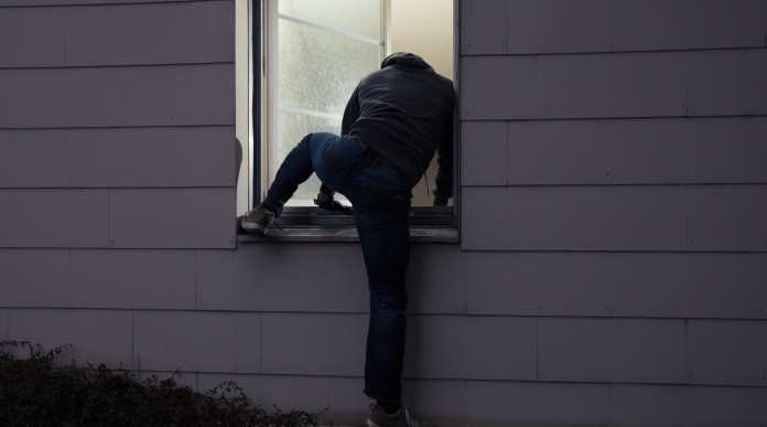 Furto di armi: ladro entra in casa dalla finestra