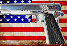 Mercato delle armi in America: la situazione a inizio aprile Mercato delle armi in America: pistola su sfondo di bandiera americana