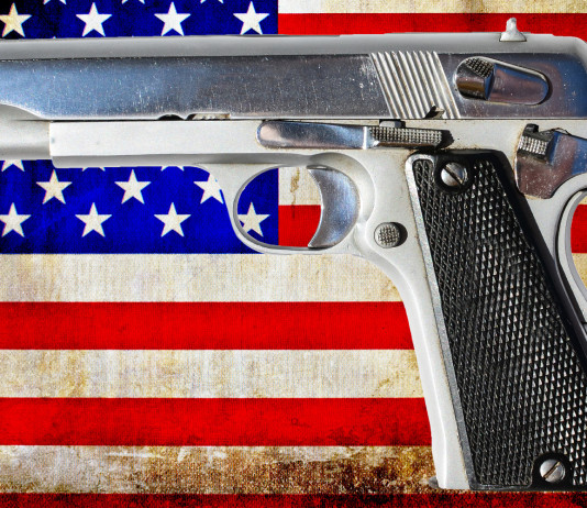 Mercato delle armi in America: la situazione a inizio aprile Mercato delle armi in America: pistola su sfondo di bandiera americana