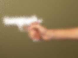 Pistola a salve modificata: la sentenza della Cassazione Pistola a salve modificata: pistola bianca dietro sfumatura