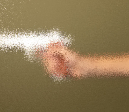 Pistola a salve modificata: la sentenza della Cassazione Pistola a salve modificata: pistola bianca dietro sfumatura