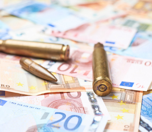 Valore del settore armiero: i dati di Eos ’22 Valore del settore armiero: tre proiettili su banconote