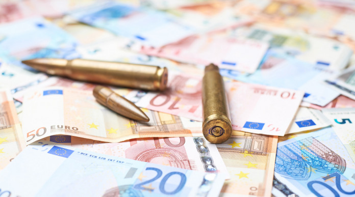 Valore del settore armiero: tre proiettili su banconote