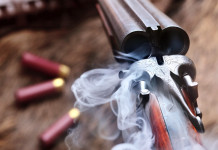 Omessa denuncia del trasferimento di un’arma: la sentenza su oblazione e confisca Omessa denuncia del trasferimento di un’arma: doppietta in apertura con fumo dei gas di combustione in primo piano