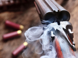 Omessa denuncia del trasferimento di un’arma: la sentenza su oblazione e confisca Omessa denuncia del trasferimento di un’arma: doppietta in apertura con fumo dei gas di combustione in primo piano