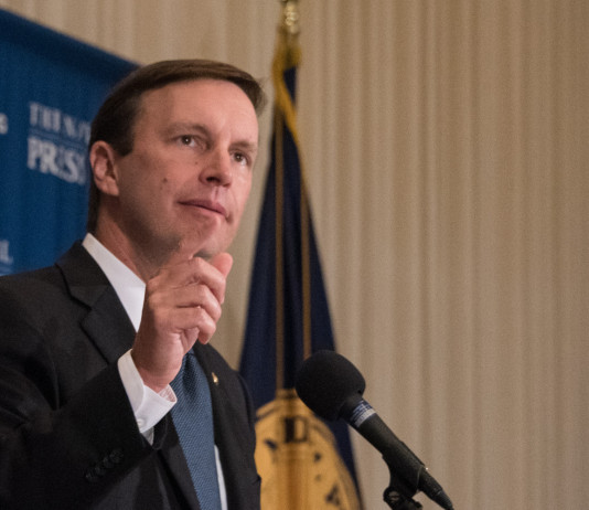 Restrizioni alle armi in America, l’appello del senatore Murphy Restrizioni alle armi in America, l’appello del senatore Murphy