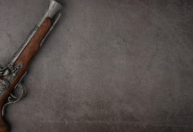 Annunciati i nuovi corsi Conarmi Annunciati i nuovi corsi Conarmi: pistola antica su fondo grigio