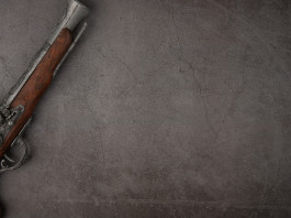 Annunciati i nuovi corsi Conarmi Annunciati i nuovi corsi Conarmi: pistola antica su fondo grigio