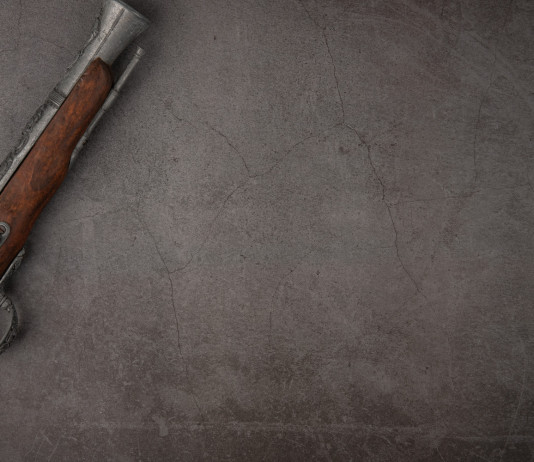 Annunciati i nuovi corsi Conarmi Annunciati i nuovi corsi Conarmi: pistola antica su fondo grigio
