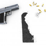 Armi d’assalto e caricatori ad alta capacità: più restrizioni in uno Stato Armi d’assalto e caricatori ad alta capacità: mappa del delaware realizzata con polvere da sparo, pistola con munizioni