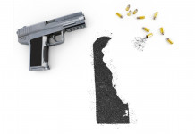 Armi d’assalto e caricatori ad alta capacità: più restrizioni in uno Stato Armi d’assalto e caricatori ad alta capacità: mappa del delaware realizzata con polvere da sparo, pistola con munizioni