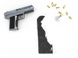 Armi d’assalto e caricatori ad alta capacità: più restrizioni in uno Stato Armi d’assalto e caricatori ad alta capacità: mappa del delaware realizzata con polvere da sparo, pistola con munizioni
